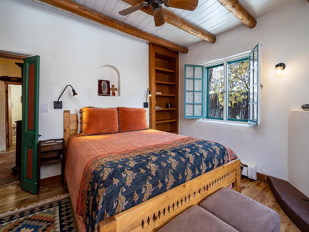 Historic Garden Retreat, 4 Bedrooms, Sleeps 8, Walk to Plaza, Fireplaces Santa Fe Exterior foto